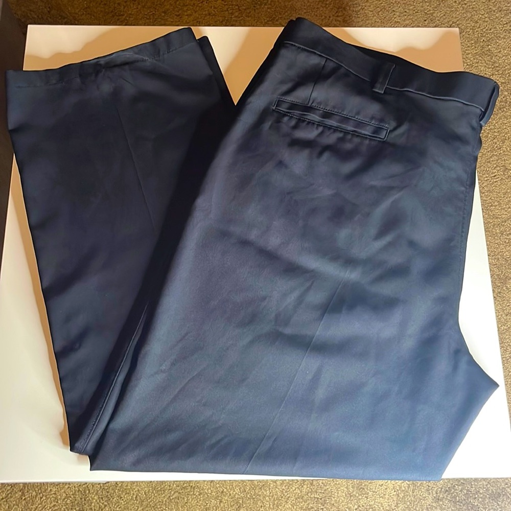 Haggar Men’s Black Dress Pants H-26 42x29

Any questions please ask or obo.